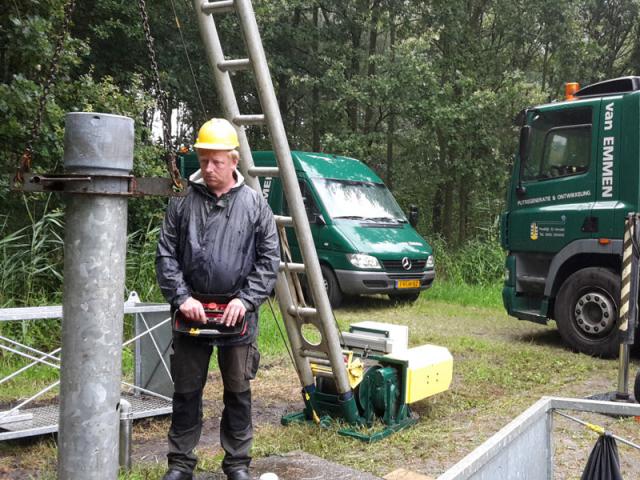 Het duurzaam verwijderen van 160 m diepen houten pompputten en herstellen van de grondlagen.