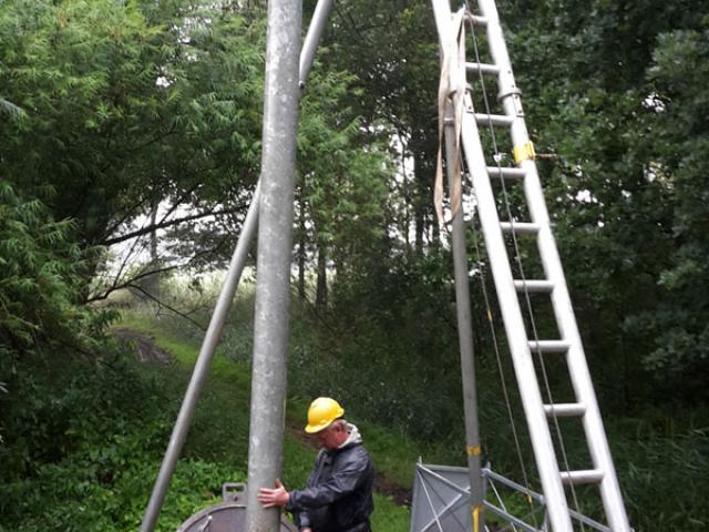 Het duurzaam verwijderen van 160 m diepen houten pompputten en herstellen van de grondlagen.